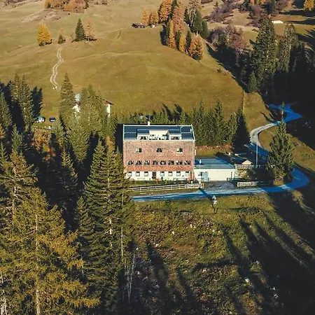 Naviser Hutte *