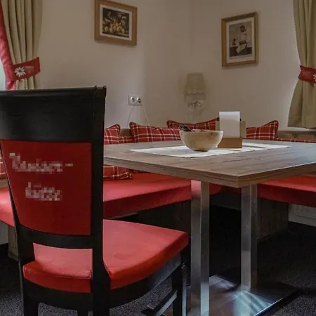 Naviser Hutte *